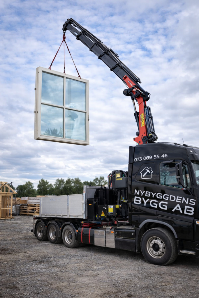 Kranbil i Växjö från Nybyggden som lyfter byggmaterial vid byggprojekt