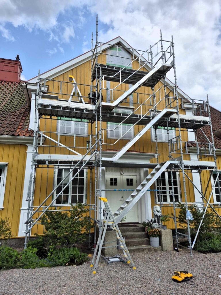 Byggställning i Älmhult vid fasadarbete och renovering