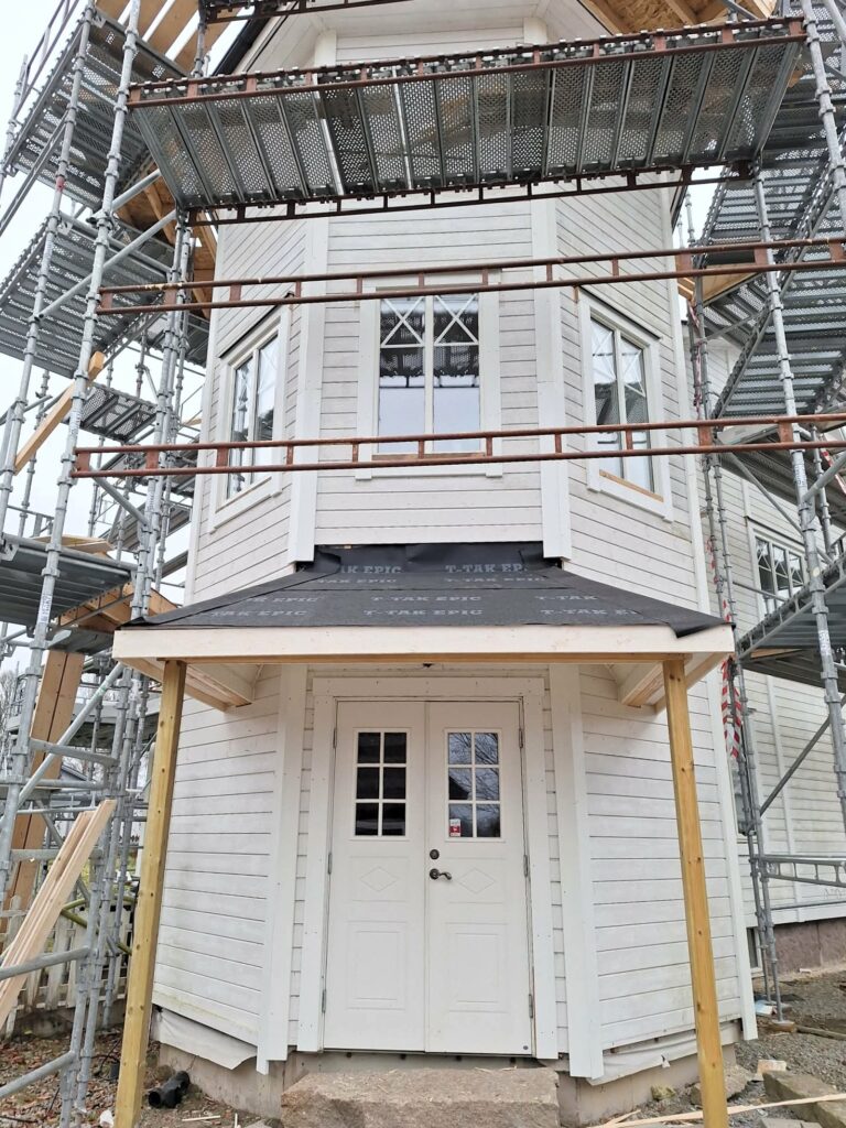 Montering av byggställning i Ljungby för säkert arbete på höjd